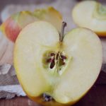 Häuschen mit fünf Stübchen – Apfelgedicht und Rätsel