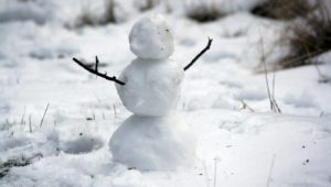 Riesen-Schneemann aus Wattebällchen