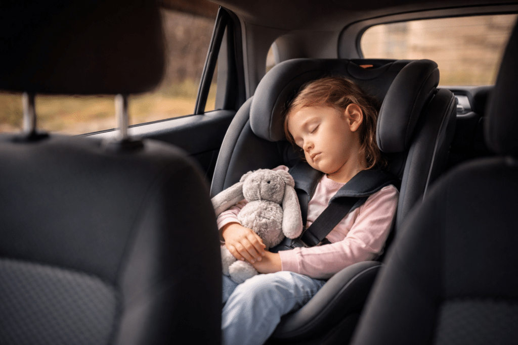 Kleinkind im sicheren Kindersitz