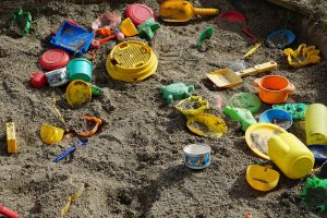 Spielzeug im Sand